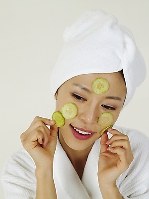 포토 JPG 스튜디오촬영 옷 여자 부분 오이 한명 사람 상반신 20대 성인 수건 뷰티 한국인 마사지 목욕가운 피부관리 오이마사지 여자만 여자한명만 성인여자만 청년만 청년여자만 성인한명만 청년여자한명만 성인여자한명만 성인만 국내포토 1 채소 실내 동양인 청년 위생용품 가운 파일형식