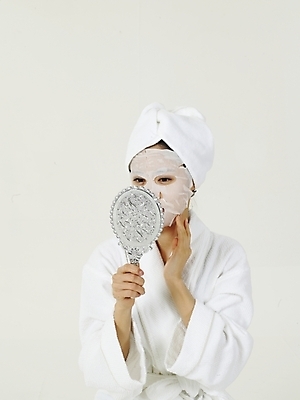 포토 JPG 스튜디오촬영 옷 여자 한명 누끼 사람 상반신 20대 성인 수건 뷰티 한국인 마사지 가운 목욕가운 피부관리 손거울 팩 마스크팩 수분팩 여자만 여자한명만 성인여자만 청년만 청년여자만 성인한명만 청년여자한명만 성인여자한명만 성인만 국내포토 1 실내 동양인 청년 위생용품 화장품 거울 파일형식