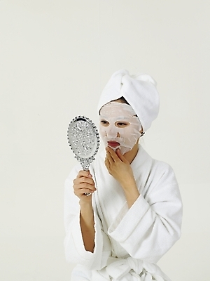 포토 JPG 스튜디오촬영 옷 여자 부분 한명 누끼 사람 상반신 20대 성인 수건 뷰티 한국인 목욕가운 피부관리 손거울 팩 마스크팩 수분팩 여자만 여자한명만 성인여자만 청년만 청년여자만 성인한명만 청년여자한명만 성인여자한명만 성인만 국내포토 1 실내 동양인 청년 위생용품 화장품 거울 가운 파일형식