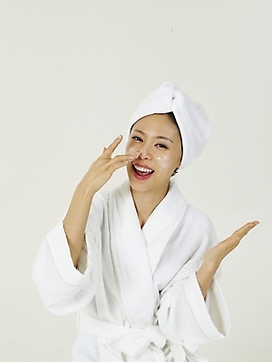 포토 JPG 스튜디오촬영 옷 여자 부분 한명 누끼 사람 상반신 20대 성인 수건 화장 뷰티 화장품 한국인 목욕가운 즐거움 피부관리 마사지크림 여자만 여자한명만 성인여자만 청년만 청년여자만 성인한명만 청년여자한명만 성인여자한명만 성인만 국내포토 1 감정 실내 동양인 청년 위생용품 가운 파일형식