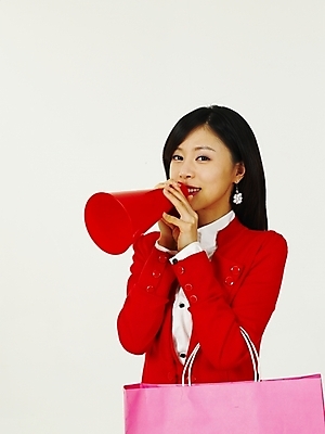 포토 JPG 스튜디오촬영 여자 부분 안내 한명 사람 동양인 상반신 20대 성인 쇼핑 청춘 쇼핑백 확성기 한국인 알림 여자만 여자한명만 성인여자만 청년만 청년여자만 성인한명만 청년여자한명만 성인여자한명만 성인만 국내포토 1 컨셉 가방 실내 인종 청년 파일형식