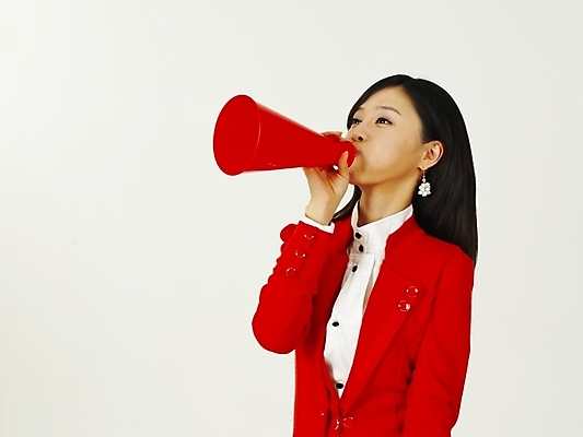 포토 JPG 스튜디오촬영 여자 안내 한명 누끼 사람 동양인 이벤트 상반신 20대 성인 쇼핑 청춘 확성기 한국인 알림 여자만 여자한명만 성인여자만 청년만 청년여자만 성인한명만 청년여자한명만 성인여자한명만 성인만 국내포토 1 컨셉 실내 인종 청년 파일형식