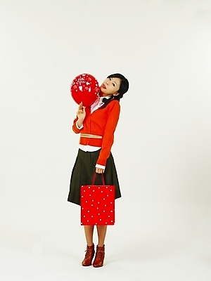 포토 JPG 스튜디오촬영 전신 여자 한명 누끼 사람 동양인 이벤트 20대 성인 쇼핑 청춘 쇼핑백 한국인 풍선 여자만 여자한명만 성인여자만 청년만 청년여자만 성인한명만 청년여자한명만 성인여자한명만 성인만 국내포토 1 컨셉 가방 실내 인종 청년 파일형식