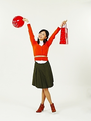 포토 JPG 스튜디오촬영 전신 여자 한명 누끼 사람 동양인 20대 성인 쇼핑 청춘 쇼핑백 한국인 풍선 여자만 여자한명만 성인여자만 청년만 청년여자만 성인한명만 청년여자한명만 성인여자한명만 성인만 국내포토 1 컨셉 가방 실내 인종 청년 파일형식