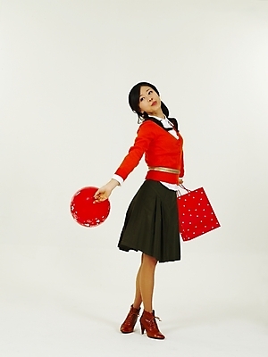 포토 JPG 스튜디오촬영 전신 여자 한명 누끼 사람 동양인 이벤트 20대 성인 쇼핑 청춘 쇼핑백 한국인 풍선 여자만 여자한명만 성인여자만 청년만 청년여자만 성인한명만 청년여자한명만 성인여자한명만 성인만 국내포토 1 컨셉 가방 실내 인종 청년 파일형식