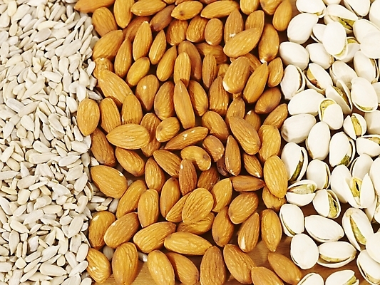 포토 JPG 스튜디오촬영 식물 컬러 백그라운드 실내 근접촬영 사람없음 하이앵글 갈색 견과류 흰색 컬러푸드 아몬드 피스타치오 해바라기씨 국내포토 뷰포인트 씨앗 내부 파일형식