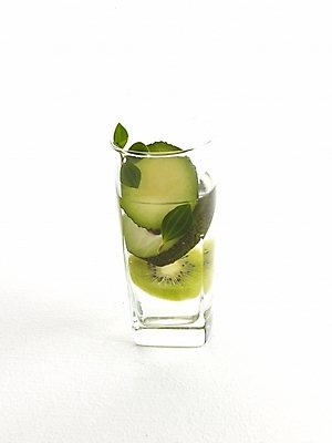 포토 JPG 스튜디오촬영 음료 음식 과일 디저트 잔 키위 누끼 사람없음 컵 주스 과일주스 국내포토 식기 실내 파일형식