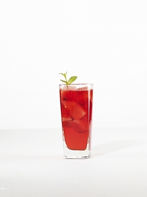 포토 JPG 스튜디오촬영 음료 음식 디저트 잔 누끼 사람없음 컵 빨간색 주스 과일주스 수박주스 국내포토 식기 컬러 과일 실내 파일형식