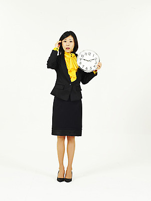포토 JPG 스튜디오촬영 전신 모델 여자 시계 비즈니스 한명 누끼 사람 동양인 정장 20대 성인 비즈니스라이프 청춘 한국인 직장인 사무원 비즈니스우먼 벽시계 여자만 여자한명만 성인여자만 청년만 청년여자만 성인한명만 청년여자한명만 성인여자한명만 성인만 국내포토 직업 1 라이프스타일 옷 컨셉 실내 인종 청년 파일형식
