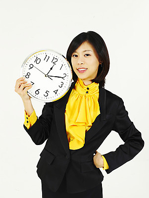 포토 JPG 스튜디오촬영 모델 여자 시계 비즈니스 부분 한명 누끼 사람 동양인 정장 상반신 20대 성인 비즈니스라이프 청춘 한국인 직장인 사무원 비즈니스우먼 벽시계 12시 여자만 여자한명만 성인여자만 청년만 청년여자만 성인한명만 청년여자한명만 성인여자한명만 성인만 국내포토 직업 1 라이프스타일 옷 컨셉 실내 인종 청년 시간 파일형식