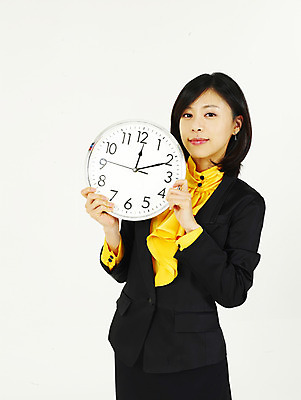 포토 JPG 스튜디오촬영 모델 여자 시계 비즈니스 부분 한명 누끼 사람 동양인 정장 상반신 20대 성인 비즈니스라이프 청춘 한국인 직장인 사무원 비즈니스우먼 벽시계 12시 여자만 여자한명만 성인여자만 청년만 청년여자만 성인한명만 청년여자한명만 성인여자한명만 성인만 국내포토 직업 1 라이프스타일 옷 컨셉 실내 인종 청년 시간 파일형식