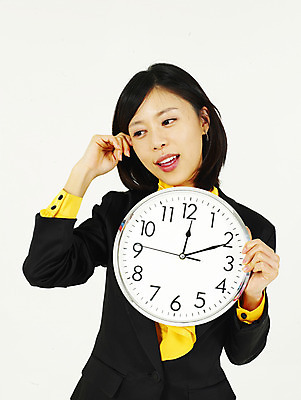 포토 JPG 스튜디오촬영 모델 여자 시계 비즈니스 한명 누끼 사람 동양인 정장 상반신 20대 성인 비즈니스라이프 청춘 한국인 직장인 사무원 비즈니스우먼 벽시계 12시 여자만 여자한명만 성인여자만 청년만 청년여자만 성인한명만 청년여자한명만 성인여자한명만 성인만 국내포토 직업 1 라이프스타일 옷 컨셉 실내 인종 청년 시간 파일형식