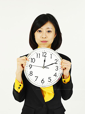 포토 JPG 스튜디오촬영 모델 여자 시계 비즈니스 부분 한명 누끼 사람 동양인 정장 상반신 20대 성인 비즈니스라이프 청춘 한국인 직장인 사무원 비즈니스우먼 벽시계 12시 여자만 여자한명만 성인여자만 청년만 청년여자만 성인한명만 청년여자한명만 성인여자한명만 성인만 국내포토 직업 1 라이프스타일 옷 컨셉 실내 인종 청년 시간 파일형식