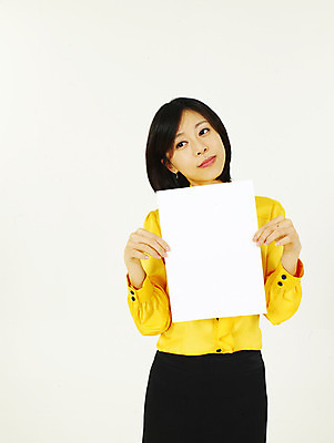 포토 JPG 스튜디오촬영 모델 여자 종이 비즈니스 안내 한명 누끼 사람 동양인 정장 상반신 20대 성인 비즈니스라이프 청춘 공백 한국인 직장인 사무원 비즈니스우먼 알림 여자만 여자한명만 성인여자만 청년만 청년여자만 성인한명만 청년여자한명만 성인여자한명만 성인만 국내포토 직업 1 라이프스타일 옷 컨셉 실내 인종 청년 파일형식