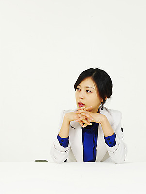 포토 JPG 스튜디오촬영 모델 여자 생각 비즈니스 부분 탁자 한명 사람 동양인 정장 상반신 20대 성인 비즈니스라이프 청춘 한국인 직장인 사무원 비즈니스우먼 고민 여자만 여자한명만 성인여자만 청년만 청년여자만 성인한명만 청년여자한명만 성인여자한명만 성인만 국내포토 직업 1 라이프스타일 옷 감정 가구 컨셉 실내 인종 청년 파일형식