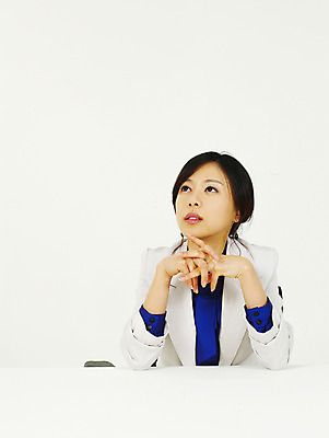 포토 JPG 스튜디오촬영 모델 여자 생각 비즈니스 부분 탁자 한명 사람 동양인 정장 상반신 20대 성인 비즈니스라이프 청춘 한국인 직장인 사무원 비즈니스우먼 고민 여자만 여자한명만 성인여자만 청년만 청년여자만 성인한명만 청년여자한명만 성인여자한명만 성인만 국내포토 직업 1 라이프스타일 옷 감정 가구 컨셉 실내 인종 청년 파일형식