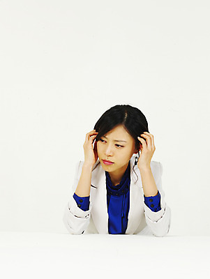 포토 JPG 스튜디오촬영 모델 여자 생각 비즈니스 부분 탁자 스트레스 한명 사람 동양인 정장 상반신 20대 성인 비즈니스라이프 청춘 한국인 직장인 사무원 비즈니스우먼 고민 여자만 여자한명만 성인여자만 청년만 청년여자만 성인한명만 청년여자한명만 성인여자한명만 성인만 국내포토 직업 1 라이프스타일 옷 감정 가구 컨셉 실내 인종 청년 파일형식