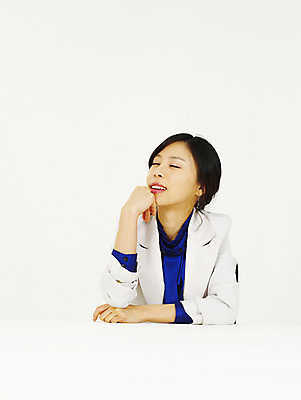 포토 JPG 스튜디오촬영 모델 여자 생각 비즈니스 부분 탁자 한명 사람 동양인 정장 상반신 20대 성인 비즈니스라이프 청춘 한국인 직장인 사무원 비즈니스우먼 여자만 여자한명만 성인여자만 청년만 청년여자만 성인한명만 청년여자한명만 성인여자한명만 성인만 국내포토 직업 1 라이프스타일 옷 가구 컨셉 실내 인종 청년 파일형식