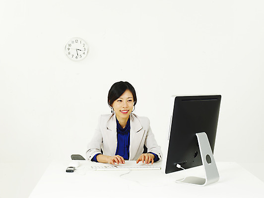 포토 JPG 스튜디오촬영 모델 여자 시계 비즈니스 탁자 한명 사람 동양인 정장 상반신 20대 성인 비즈니스라이프 컴퓨터 청춘 모니터 한국인 키보드 마우스 업무 직장인 사무원 비즈니스우먼 작업실 벽시계 오후 여자만 여자한명만 성인여자만 청년만 청년여자만 성인한명만 청년여자한명만 성인여자한명만 성인만 국내포토 직업 1 라이프스타일 옷 가구 컨셉 실내 인종 청년 전자제품 컴퓨터용품 작업 파일형식