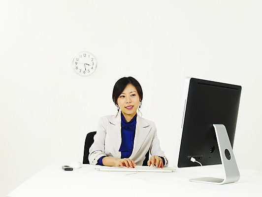 포토 JPG 스튜디오촬영 모델 여자 시계 비즈니스 탁자 한명 사람 동양인 정장 상반신 20대 성인 비즈니스라이프 청춘 모니터 한국인 키보드 마우스 업무 직장인 사무원 비즈니스우먼 작업실 벽시계 오후 여자만 여자한명만 성인여자만 청년만 청년여자만 성인한명만 청년여자한명만 성인여자한명만 성인만 국내포토 직업 1 라이프스타일 옷 가구 컨셉 실내 인종 청년 컴퓨터 컴퓨터용품 작업 파일형식