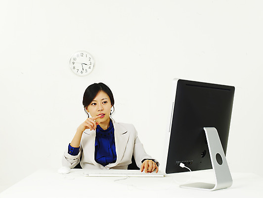 포토 JPG 스튜디오촬영 모델 여자 시계 비즈니스 탁자 한명 사람 동양인 정장 상반신 20대 성인 비즈니스라이프 컴퓨터 청춘 모니터 한국인 키보드 마우스 업무 직장인 사무원 비즈니스우먼 작업실 벽시계 오후 여자만 여자한명만 성인여자만 청년만 청년여자만 성인한명만 청년여자한명만 성인여자한명만 성인만 국내포토 직업 1 라이프스타일 옷 가구 컨셉 실내 인종 청년 전자제품 컴퓨터용품 작업 파일형식