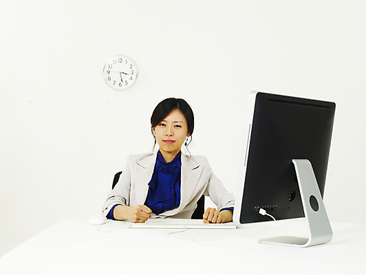 포토 JPG 스튜디오촬영 모델 여자 시계 비즈니스 탁자 한명 사람 동양인 정장 상반신 20대 성인 비즈니스라이프 컴퓨터 청춘 모니터 한국인 키보드 마우스 업무 직장인 사무원 비즈니스우먼 작업실 벽시계 오후 여자만 여자한명만 성인여자만 청년만 청년여자만 성인한명만 청년여자한명만 성인여자한명만 성인만 국내포토 직업 1 라이프스타일 옷 가구 컨셉 실내 인종 청년 전자제품 컴퓨터용품 작업 파일형식