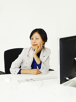 포토 JPG 스튜디오촬영 모델 여자 의자 비즈니스 부분 탁자 윙크 한명 사람 동양인 정장 상반신 20대 성인 비즈니스라이프 청춘 모니터 한국인 키보드 직장인 사무원 비즈니스우먼 여자만 여자한명만 성인여자만 청년만 청년여자만 성인한명만 청년여자한명만 성인여자한명만 성인만 국내포토 직업 1 라이프스타일 옷 가구 컨셉 실내 표정 인종 청년 컴퓨터 파일형식