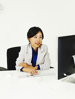 포토 JPG 스튜디오촬영 모델 여자 비즈니스 부분 탁자 한명 사람 동양인 정장 상반신 20대 성인 비즈니스라이프 청춘 모니터 한국인 키보드 직장인 사무원 비즈니스우먼 여자만 여자한명만 성인여자만 청년만 청년여자만 성인한명만 청년여자한명만 성인여자한명만 성인만 국내포토 직업 1 라이프스타일 옷 가구 컨셉 실내 인종 청년 컴퓨터 파일형식