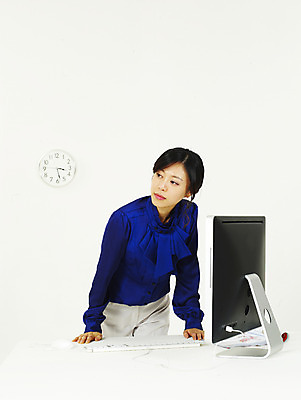 포토 JPG 스튜디오촬영 모델 여자 시계 비즈니스 부분 탁자 한명 사람 동양인 정장 상반신 20대 성인 비즈니스라이프 청춘 모니터 한국인 키보드 직장인 사무원 비즈니스우먼 벽시계 여자만 여자한명만 성인여자만 청년만 청년여자만 성인한명만 청년여자한명만 성인여자한명만 성인만 국내포토 직업 1 라이프스타일 옷 가구 컨셉 실내 인종 청년 컴퓨터 파일형식