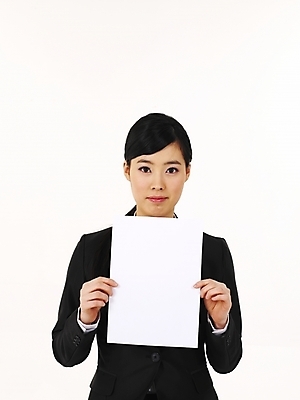 포토 JPG 스튜디오촬영 모델 여자 종이 포즈 부분 안내 한명 누끼 사람 동양인 정장 상반신 20대 성인 한국인 구직 직장인 비즈니스우먼 알림 신입사원 면접 문서 입사시험 여자만 여자한명만 성인여자만 청년만 청년여자만 성인한명만 청년여자한명만 성인여자한명만 성인만 국내포토 직업 1 옷 컨셉 비즈니스 실내 인종 청년 시험 파일형식