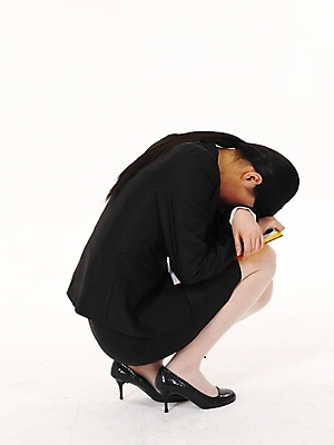 포토 JPG 스튜디오촬영 전신 모델 여자 포즈 스트레스 한명 누끼 사람 동양인 정장 20대 성인 한국인 구직 직장인 비즈니스우먼 좌절 신입사원 면접 웅크림 입사시험 여자만 여자한명만 성인여자만 청년만 청년여자만 성인한명만 청년여자한명만 성인여자한명만 성인만 속상함 국내포토 직업 1 옷 감정 컨셉 비즈니스 모션 실내 인종 청년 시험 파일형식