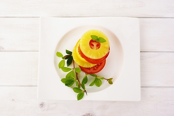 포토 JPG 스튜디오촬영 식물 그릇 접시 음식 잎 과일 디저트 사람없음 장식 하이앵글 신선 파인애플 슬라이스 썬 국내포토 식기 뷰포인트 실내 열대과일 파일형식