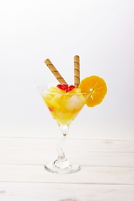 포토 JPG 스튜디오촬영 음식 오렌지 과일 디저트 잔 사람없음 장식 노란색 주황색 신선 후르츠칵테일 국내포토 식기 컬러 실내 파일형식