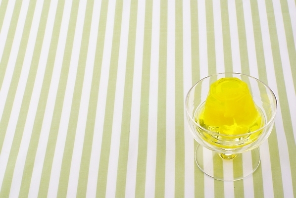 포토 JPG 음식 백그라운드 과일 디저트 잔 실내 사람없음 장식 하이앵글 노란색 깨끗함 줄무늬 신선 달콤 복숭아 젤리 푸딩 황도 국내포토 식기 뷰포인트 컬러 컨셉 무늬 내부 맛 파일형식