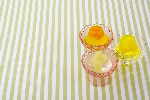 포토 JPG 음식 백그라운드 오렌지 과일 디저트 잔 실내 사람없음 장식 하이앵글 노란색 주황색 줄무늬 신선 달콤 파인애플 복숭아 젤리 푸딩 황도 국내포토 식기 뷰포인트 컬러 무늬 내부 맛 열대과일 파일형식