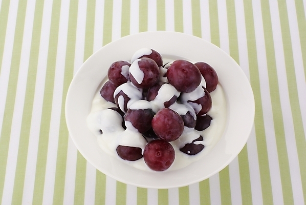 포토 JPG 식물 그릇 접시 열매 음식 과일 포도 디저트 실내 사람없음 장식 하이앵글 보라색 줄무늬 샐러드 신선 요거트 국내포토 식기 뷰포인트 컬러 무늬 유제품 내부 파일형식