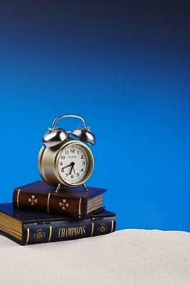 포토 JPG 시계 배경화면 생활용품 백그라운드 자연 하늘 해변 사람없음 책 여름 파란색 모래사장 맑음 자명종 시간 모래언덕 탁상시계 국내포토 계절 바다 컬러 날씨 알람 언덕 오브젝트 생태계 파일형식