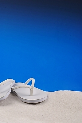 포토 JPG 잡화 백그라운드 신발 자연 하늘 슬리퍼 해변 사람없음 여름 파란색 모래사장 맑음 쪼리 모래언덕 국내포토 계절 바다 컬러 날씨 샌들 언덕 생태계 파일형식