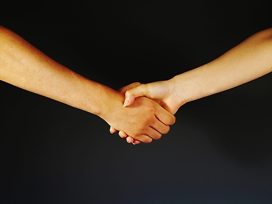 포토 JPG 스튜디오촬영 손 포즈 비즈니스 부분 관계 협력 악수 누끼 손짓 신체부위 거래 양손 도움 계약 동맹 우호적 국내포토 컨셉 모션 실내 사람 파일형식