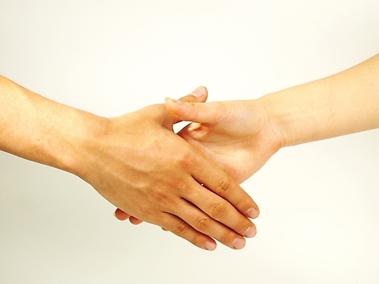 포토 JPG 스튜디오촬영 손 포즈 비즈니스 부분 관계 협력 악수 누끼 손짓 신체부위 거래 양손 도움 계약 동맹 우호적 국내포토 컨셉 모션 실내 사람 파일형식