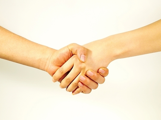 포토 JPG 스튜디오촬영 손 포즈 비즈니스 부분 관계 협력 악수 누끼 손짓 신체부위 거래 양손 계약 동맹 우호적 국내포토 컨셉 모션 실내 사람 파일형식