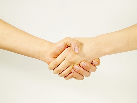 포토 JPG 스튜디오촬영 손 포즈 비즈니스 부분 관계 협력 악수 누끼 손짓 신체부위 거래 양손 도움 계약 동맹 우호적 국내포토 컨셉 모션 실내 사람 파일형식