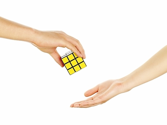 포토 JPG 스튜디오촬영 손 포즈 부분 놀이 협력 누끼 손짓 신체부위 양손 게임 도움 퍼즐 큐브 국내포토 컨셉 모션 실내 사람 파일형식