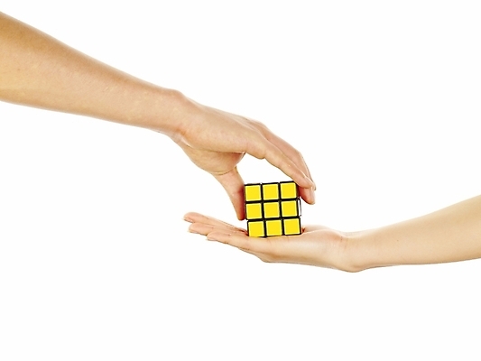 포토 JPG 스튜디오촬영 손 포즈 부분 놀이 협력 누끼 손짓 신체부위 양손 게임 도움 퍼즐 큐브 국내포토 컨셉 모션 실내 사람 파일형식