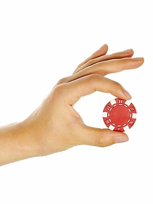 포토 JPG 스튜디오촬영 손 포즈 부분 놀이 레저 한손 누끼 손짓 신체부위 게임 포커칩 도박 국내포토 놀이칩 모션 실내 사람 놀이용품 포커 파일형식