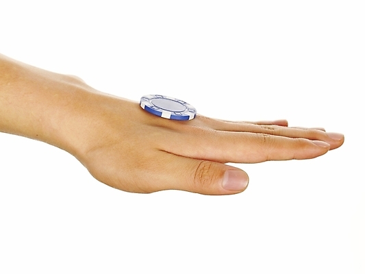 포토 JPG 스튜디오촬영 손 포즈 부분 놀이 레저 한손 누끼 손짓 신체부위 게임 포커칩 도박 손등 국내포토 놀이칩 모션 실내 사람 놀이용품 포커 파일형식