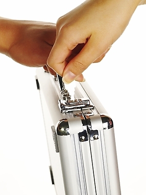 포토 JPG 스튜디오촬영 손 포즈 가방 부분 열쇠 손짓 신체부위 금지 양손 비밀 잠금 보안 보안장치 철제가방 국내포토 잡화 컨셉 모션 실내 안전 사람 장비 파일형식