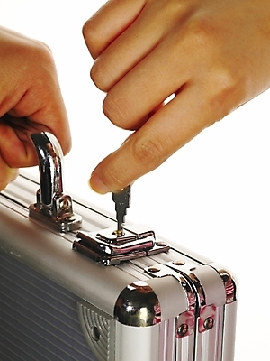 포토 JPG 스튜디오촬영 손 포즈 가방 부분 열쇠 손짓 신체부위 금지 양손 비밀 잠금 보안 보안장치 철제가방 국내포토 잡화 컨셉 모션 실내 안전 사람 장비 파일형식