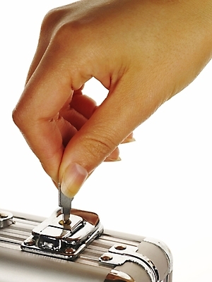 포토 JPG 스튜디오촬영 손 포즈 가방 부분 열쇠 한손 손짓 신체부위 금지 비밀 잠금 보안 보안장치 철제가방 국내포토 잡화 컨셉 모션 실내 안전 사람 장비 파일형식