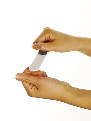 포토 JPG 스튜디오촬영 손 포즈 부분 손짓 신체부위 화장 뷰티 양손 미용용품 손톱관리 버퍼 손톱버퍼 국내포토 모션 실내 사람 네일아트 오브젝트 파일형식